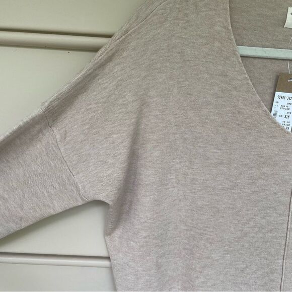 NWT Oatmeal V-Neck Viscose Blend Long Sleeve Sweater Size S/M - Picture 2 of 8